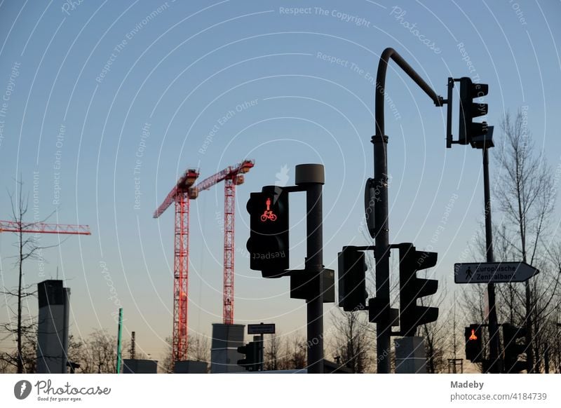 Ampelanlagen und Baukräne im Licht der untergehenden Sonne an der Hanauer Landstraße im Ostend von Frankfurt am Main in Hessen Straße Straßenverkehr Verkehr