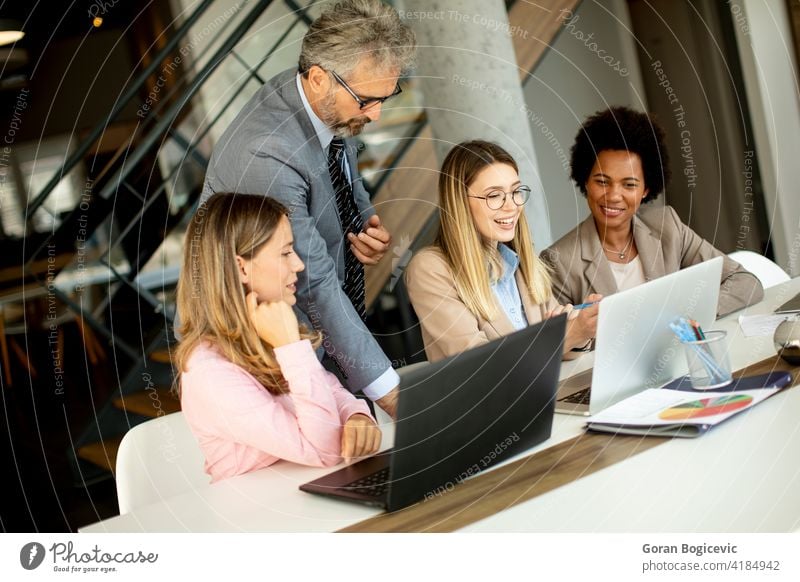 Multiethnische Gruppe von Geschäftsleuten, die zusammenarbeiten und ein neues Projekt bei einem Treffen im Büro vorbereiten schwarz Brainstorming Business