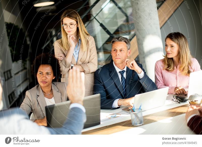 Multiethnische Gruppe von Geschäftsleuten, die zusammenarbeiten und ein neues Projekt bei einem Treffen im Büro vorbereiten schwarz Brainstorming Business