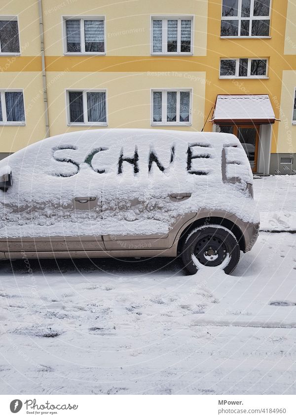 schnee Schnee Auto Schrift Schneedecke Winterdienst Haus kalt Eis weiß Frost Wintertag Winterstimmung frieren Straße parken verkehrschaos verschneit Kälte