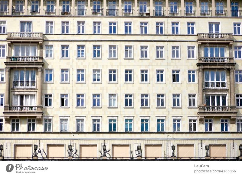 Wohnblock im Zuckerbäckerstil an der Frankfurter Allee in Berlin Fassade Hausfassade DDR-Architektur Fenster Lampen Wohnungen Wohnkultur Städtebau Henselmann