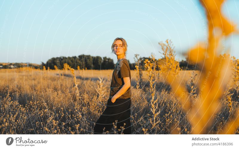 Verträumte junge Frau, die sich auf einer Wiese an einem sonnigen Tag erholt sich[Akk] entspannen Landschaft selbstbewusst Reisender Feiertag feminin Natur