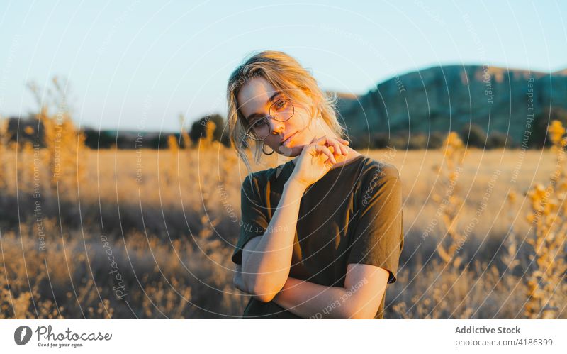 Verträumte junge Frau, die sich auf einer Wiese an einem sonnigen Tag erholt sich[Akk] entspannen Landschaft selbstbewusst Reisender Feiertag feminin Natur