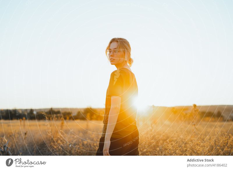 Verträumte junge Frau, die sich auf einer Wiese an einem sonnigen Tag erholt sich[Akk] entspannen Landschaft selbstbewusst Reisender Feiertag feminin Natur