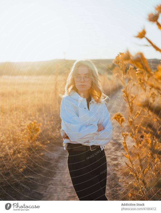 Verträumte junge Frau, die sich auf einer Wiese an einem sonnigen Tag erholt sich[Akk] entspannen Landschaft selbstbewusst Reisender Feiertag feminin Natur