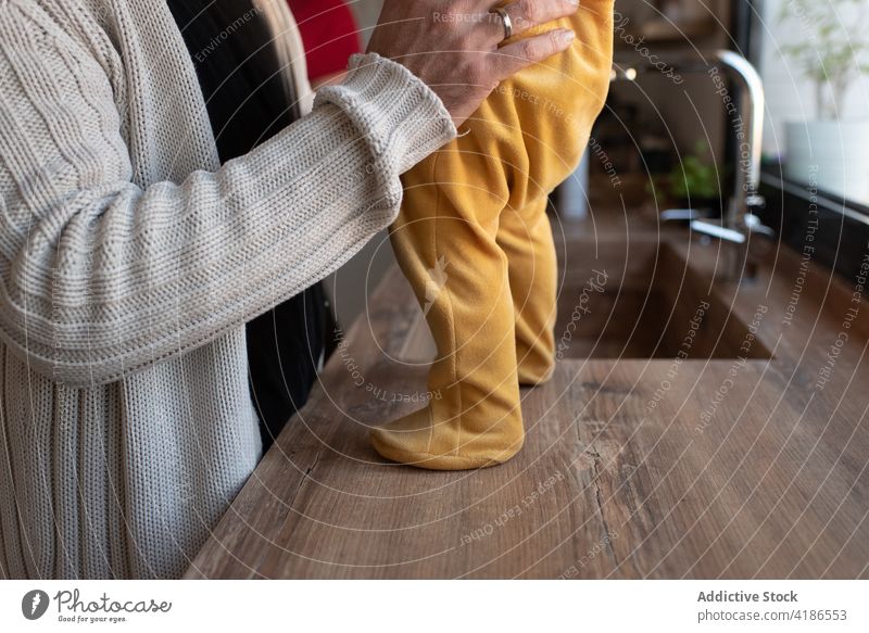 Vater mit Baby in der Küche zu Hause Vaterschaft Kleinkind Zusammensein Abfertigungsschalter Kind Liebe Elternschaft heimwärts Säuglingsalter Bonden süß Angebot