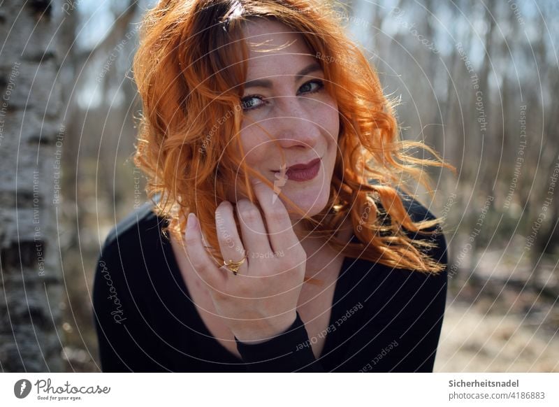 Portrait Porträt Gesicht Frau Junge Frau langhaarig schön Farbfoto rote Haare Außenaufnahme Wind windig Frauengesicht Kopf Zufriedenheit Freiheit Locken