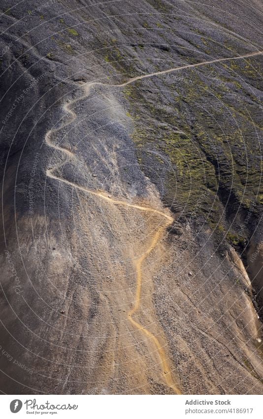 Atemberaubende Berglandschaft in der Nähe eines hügeligen, grasbewachsenen Tals Berge u. Gebirge Hügel Hochland atemberaubend Natur Landschaft pflanzlich felsig