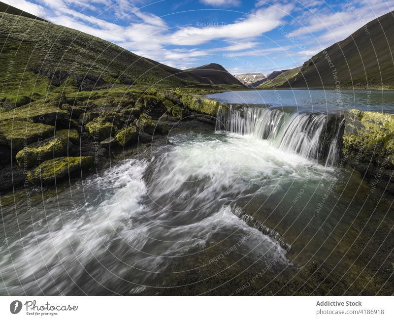 Majestätischer Blick auf einen reißenden Fluss, der durch grasbewachsenes, hügeliges Gelände fließt fließen spektakulär Hochland rau pflanzlich Natur Bach