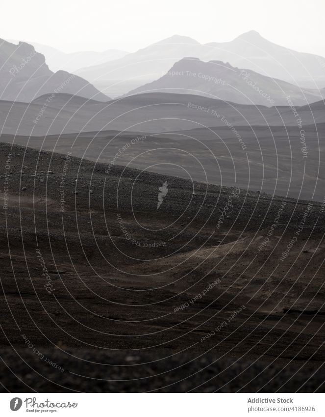 Landschaftlich reizvolle Hügel im nebelverhangenen Hochland Hügelseite Dunst Nebel Natur trist ruhig Skyline Gelände felsig malerisch geräumig Horizont Morgen