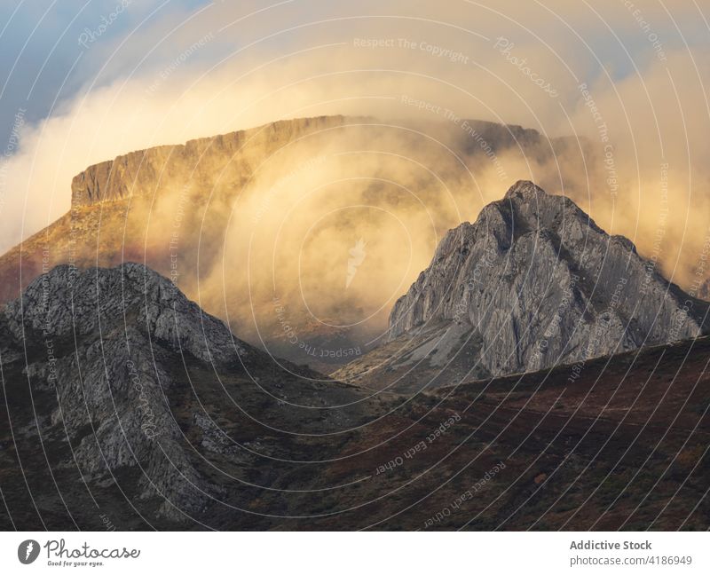 Gebirgskamm bei Sonnenuntergang Berge u. Gebirge Gipfel Felsen rau Sonnenlicht wüst Landschaft prunkvoll Natur malerisch Himmel Ambitus wild Abend Kamm