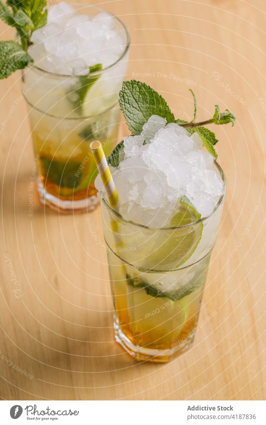 Mojito-Cocktail mit Limette und Minze in Gläsern Alkohol trinken Kalk Eis Getränk Glas kalt Erfrischung Kompressor Zitrusfrüchte geschmackvoll Sommer Frucht