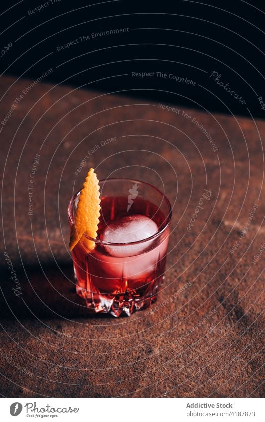 Glas mit bitterem Negroni-Cocktail auf dem Tisch negroni Alkohol Erfrischung mischen klassisch orange trinken Schnaps Getränk Mischung Gin Wermut Eis