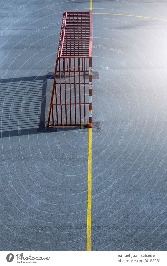 Sportgeräte für Straßenfußball-Tore Fußballtor Feld Fußballfeld Gerät spielen Spielen Verlassen alt Park Spielplatz im Freien gebrochen Bilbao Spanien Tapete