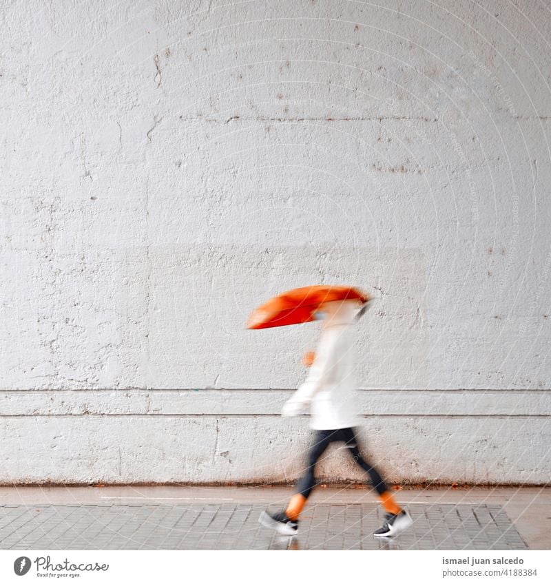 Frau mit einem roten Regenschirm auf der Straße in regnerischen Tagen Erwachsener Person regnet Regentag Wasser menschlich Fußgänger Großstadt urban Bilbao