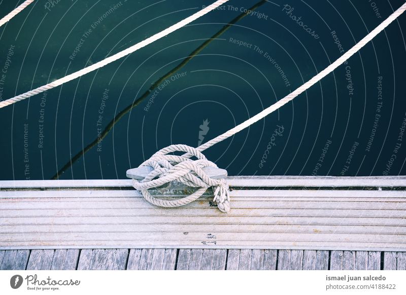 Schiffstau im Hafen gebunden Seil Schnur Knäuel marin maritim Seehafen alt nautisch Portwein Vernetzung Material abstrakt Textur Hintergrund Muster