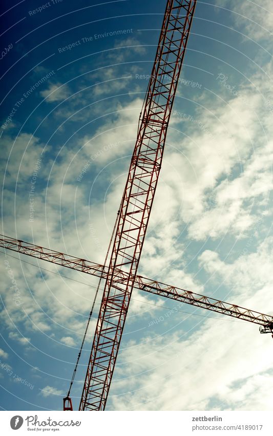 Zwei Kräne über Kreuz Hochbau außen baugewerbe bauindustrie baustelle drehkran froschperspektive gebäude gewerk himmel himmelblau ingenieurbau menschenleer