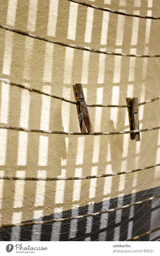 Zwei Wäscheklammern wäscheklammer zwei paar duo duett wäscheleine wäscheständer leer haushalt licht schatten wand nebeneinander holz verwittert Klammer Waschtag