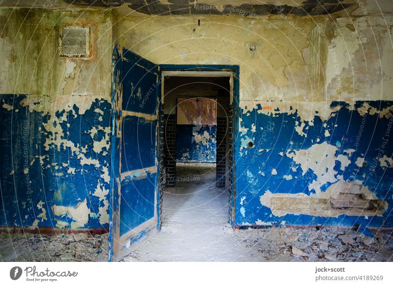 Spuren in Zeit und Raum Zahn der Zeit lost places verfallen Endzeitstimmung Architektur Ruine Wandel & Veränderung Vergänglichkeit Heilstätte