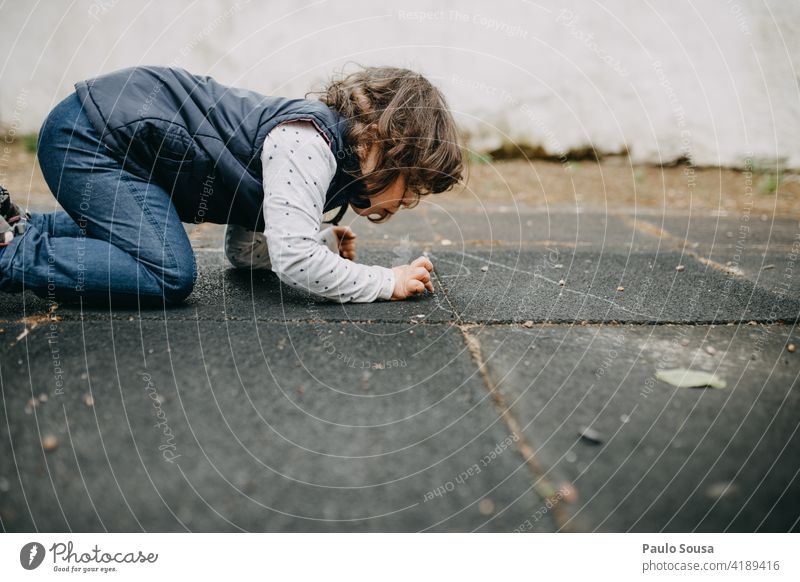 Kind beobachtet Ameisen 1-3 Jahre Mädchen Kaukasier Neugier Spielen Tag Freude niedlich Kleinkind Mensch Kindheit Farbfoto Leben mehrfarbig authentisch