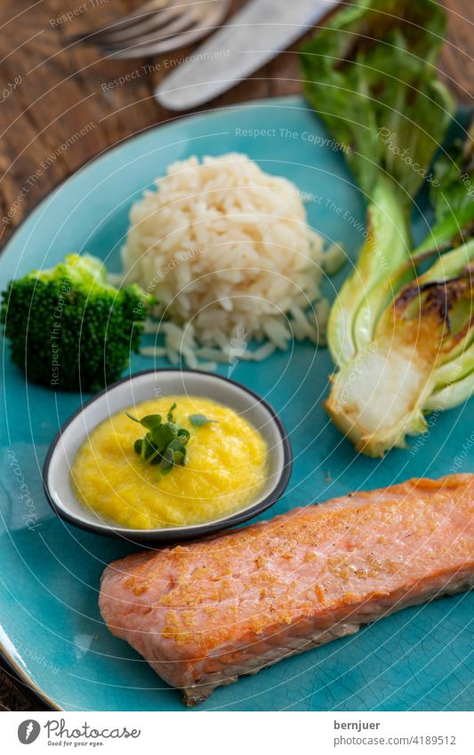 gegrillter Lachs mit Brokkoli und Reis Filet Lachsfilet geröstet Fisch gesund Grill Hintergrund Gericht gebraten Abendessen Omega3 gekocht grün Braten Teller