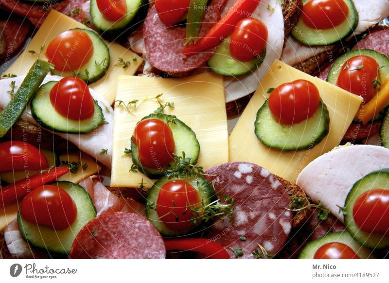 grün, gelb, rot I lecker schnittchen Gesunde Ernährung Belegtes Brot Foodfotografie Essen Büffet Schnittkäse Käse Abendessen Imbiss Mahlzeit Lebensmittel