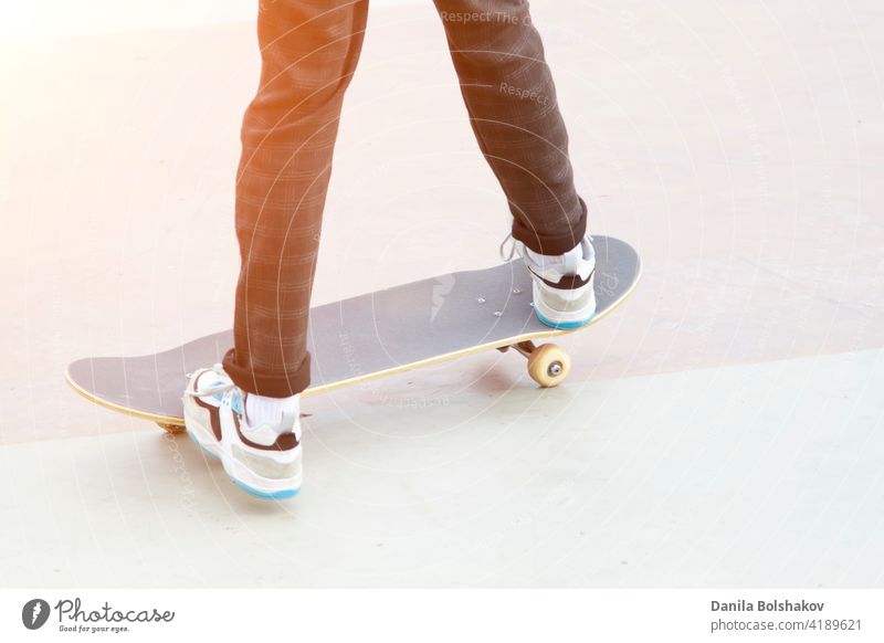 Skateboard und Beine eines Mannes, der darauf fährt, Nahaufnahme im Freien trendy altehrwürdig Hipster Person üben Training Sommer trainiert. Genuss Gefahr