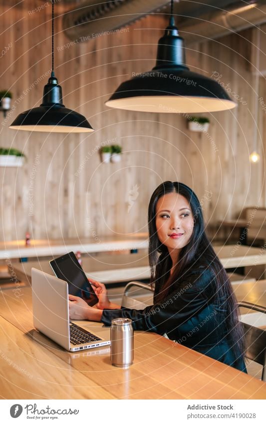 Asiatische Geschäftsfrau mit Gadgets, die in einem Cafe arbeiten Arbeit Café abgelegen Projekt Inhalt Tablette Laptop Entfernung Unternehmer Frau asiatisch