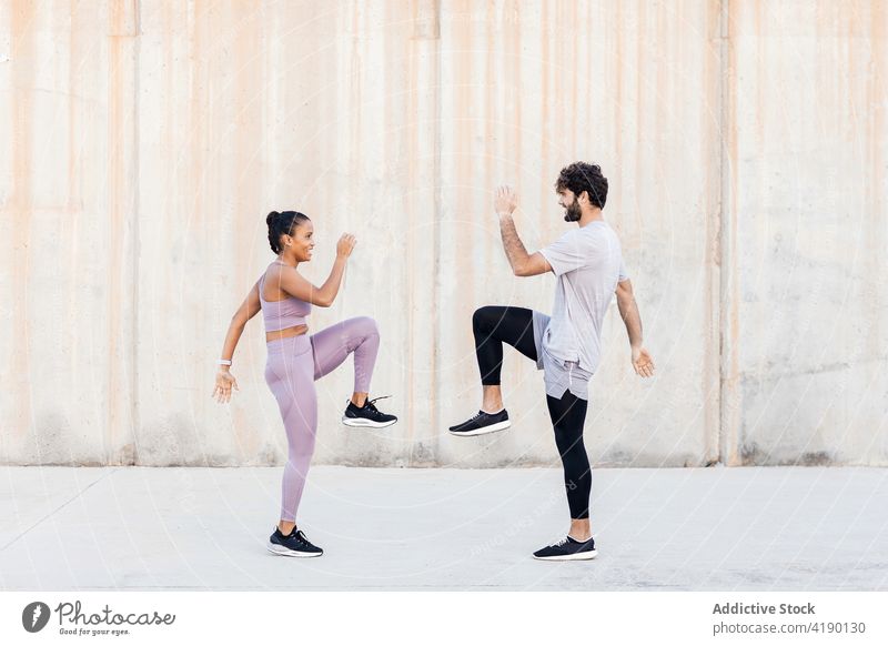 Fitte multiethnische Sportler machen Ausfallschritte Training Aufwärmen Bestimmen Sie anstrengen Ausdauer Frau Mann Athlet üben Wellness Gesunder Lebensstil