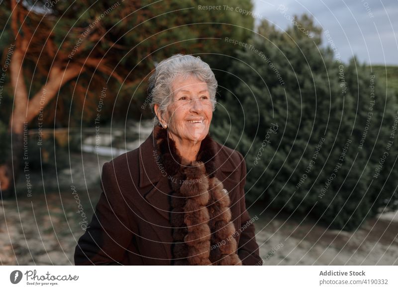 Ältere Dame schaut von der Strandpromenade weg Frau bewundern Meereslandschaft Reisender genießen Natur Urlaub reisen MEER sich[Akk] entspannen älter lässig