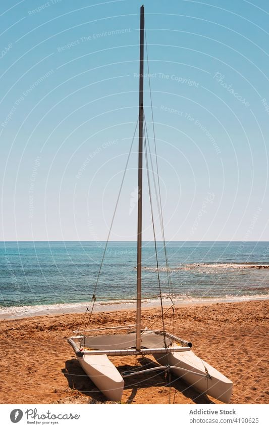 Katamaran am Strand an einem sonnigen Tag Meer blau Ausflugsziel Feiertag Sand Segelboot Küste Cabo de Gata Andalusia Spanien Sommerzeit tropisch Sport nautisch