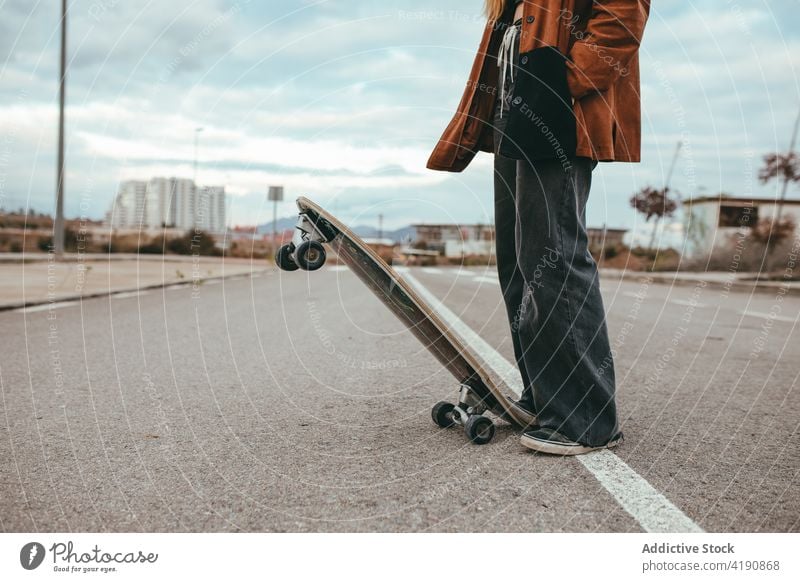 Junge weibliche Millennials mit Skateboard auf der Straße stehend Frau Landschaft Skater selbstbewusst Aktivität trendy Hobby Sport Natur Cruiser jung Stil