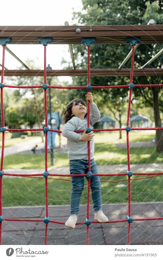 Nettes Mädchen spielt auf dem Spielplatz Kind Kaukasier 1-3 Jahre Spielplatzgeräte niedlich Freude Tag Mensch Farbfoto Kindheit Außenaufnahme Spielen Kleinkind