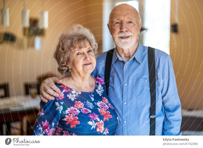 Glückliches Seniorenpaar zusammen zu Hause echte Menschen offen Frau reif männlich Mann Paar Zusammensein Liebe Bonden Kaukasier älter heimwärts alt Alterung