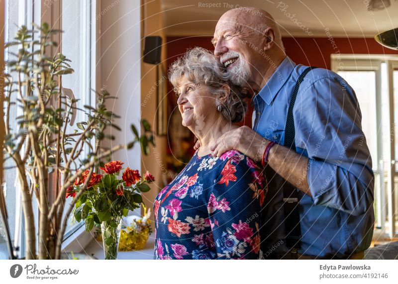 Senior Paar Blick durch Fenster echte Menschen offen Frau reif männlich Mann Zusammensein Liebe Bonden Kaukasier älter heimwärts Haus alt Alterung