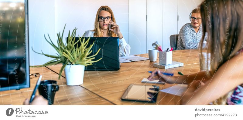 Frau arbeitet im Büro überrascht suchen Laptop Bildschirm sprechend Telefon Geschäftsfrau Transparente Netz Panorama panoramisch Kopfball Mitarbeiter Mobile