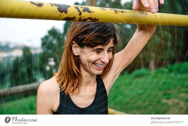 Glücklich und müde Athleten Frau nach dem Training Sportlerin Lächeln stolz Errungenschaft Erfolg Wiederherstellung unterstützt anstrengen Bar schlanke