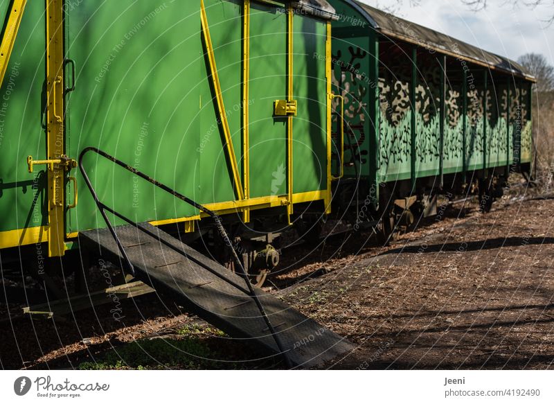 back to the roots | als Bahnfahren noch ein Erlebnis war | alte grüne Bahnwaggons mit Auffahrrampe Bahnhof Waggon Waggons Rampe Gleise gelb Eisenbahn