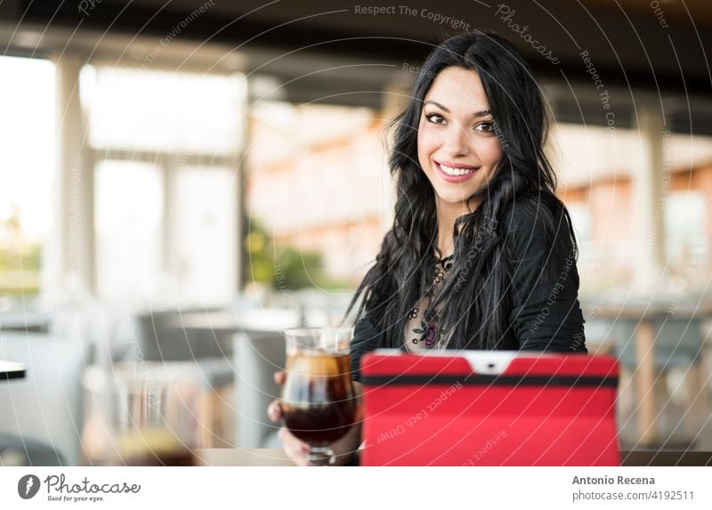 Hübsche dunkelhaarige Frau schaut in die Kamera und trinkt Cola jung attraktiv 20s Freude Menschen Person Jugend urban Frauen hübsch hübsche Menschen