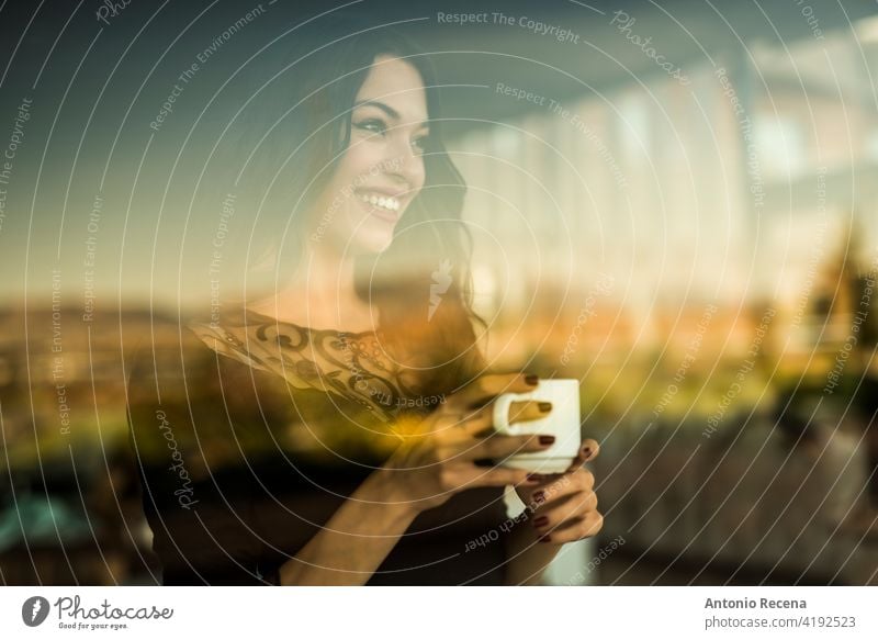 schöne Frau trinkt einen Kaffee beim Blick durch das Fenster einer Bar jung attraktiv 20s Freude Menschen Person Jugend urban Frauen hübsch hübsche Menschen