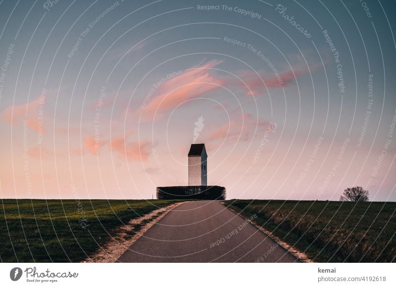 Turm im Abendlicht mit rosa Wolken am Himmel abends Abendhimmel Wasserturm Land ländlich Landschaft warm Wärme schön Ruhe Idylle Landleben Baden-Württemberg