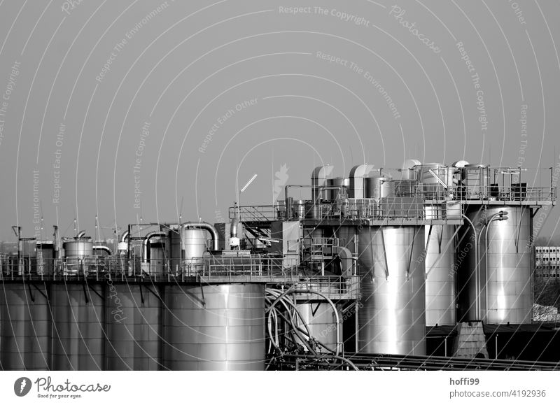 Tanklager im Hafen Hafenanlage Energiewirtschaft Lager Gasometer Brennstoff Industrieanlage Öltank Gastank Treppengeländer Fassade Stahlwand Treppenturm