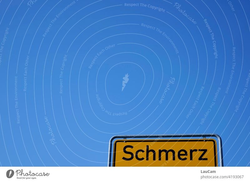 Schmerz im blauen Himmel Schmerzen schmerzhaft schmerzfrei schmerzbehandlung schmerzmittel Schmerztablette Ortsschild Schmerzort Blauer Himmel