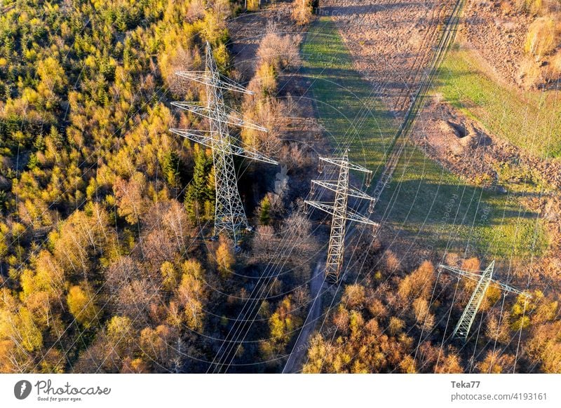 eine Hochspannungsstraße von oben Votlage Ampere amp Frühling Strommast Pylon Energie Gefahr Kabel Hochspannungsmast Kraftwerk Energietransport