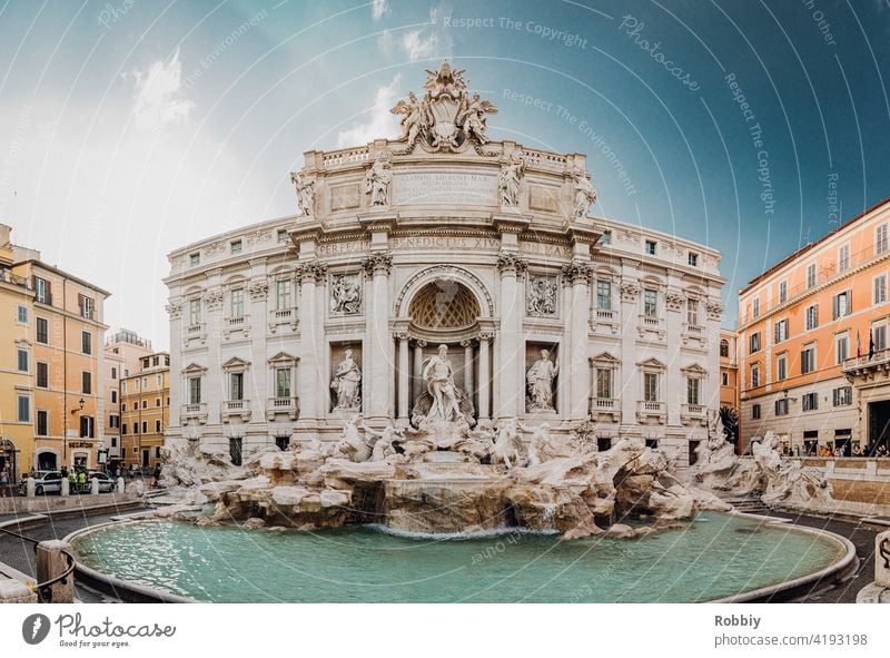 Fontana di Trevi in Rom Trevi-Brunnen Italien Tourismus Urlaub Sightseeing Städtetour Städteurlaub Antik Touristenmagnet