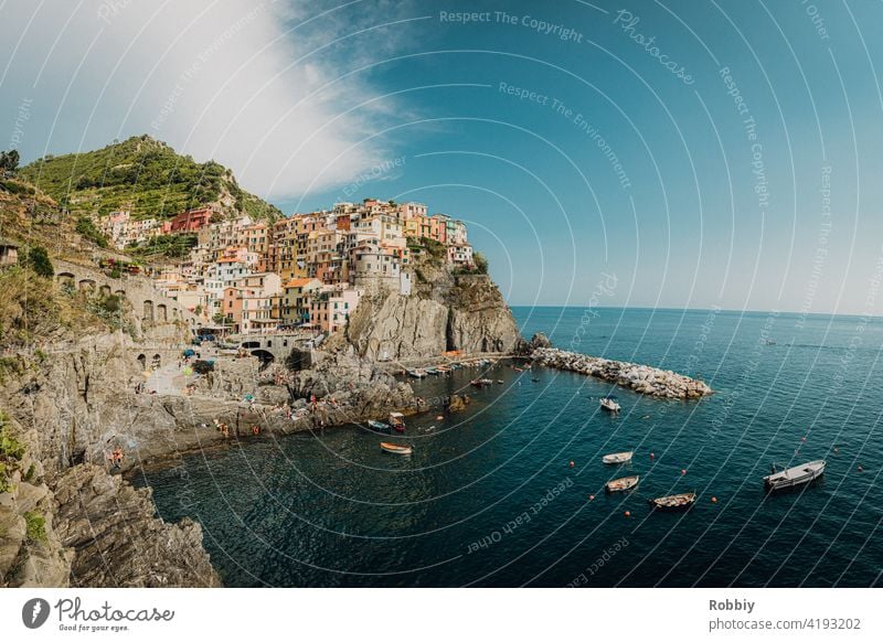 Blick auf Manarola von Cinque Terre Italien La Spezia Urlaub Küste Ferien Südeuropa Tourismus Mittelmeer Küstenstadt Touristenmagnet Urlaubsort Sonne Stadt blau