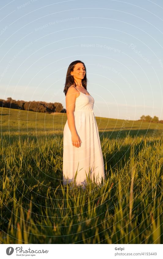 Frau, die auf die Seite schaut und sich auf einer Wiese entspannt. Mädchen Park schön Frühling besinnlich Denken Gedanke Sonne sonnig Sommer Sonnenlicht Natur