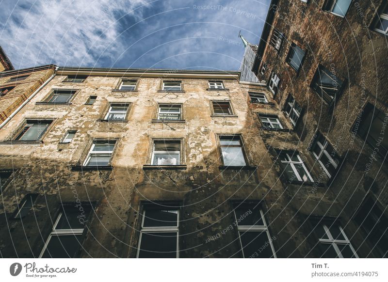 Blick nach oben in einem Hinterhof in Prenzlauer Berg Berlin Farbfoto Altbau unsaniert Menschenleer Tag Stadt Stadtzentrum Hauptstadt Altstadt Haus