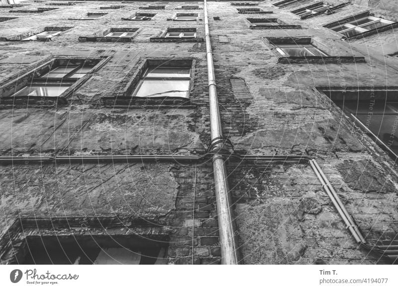 Hinterhof Berlin Prenzlauer Berg s/w bnw Hof Blick nach oben Außenaufnahme Stadt Altbau unsaniert Stadtzentrum Hauptstadt Menschenleer Altstadt Tag Gebäude