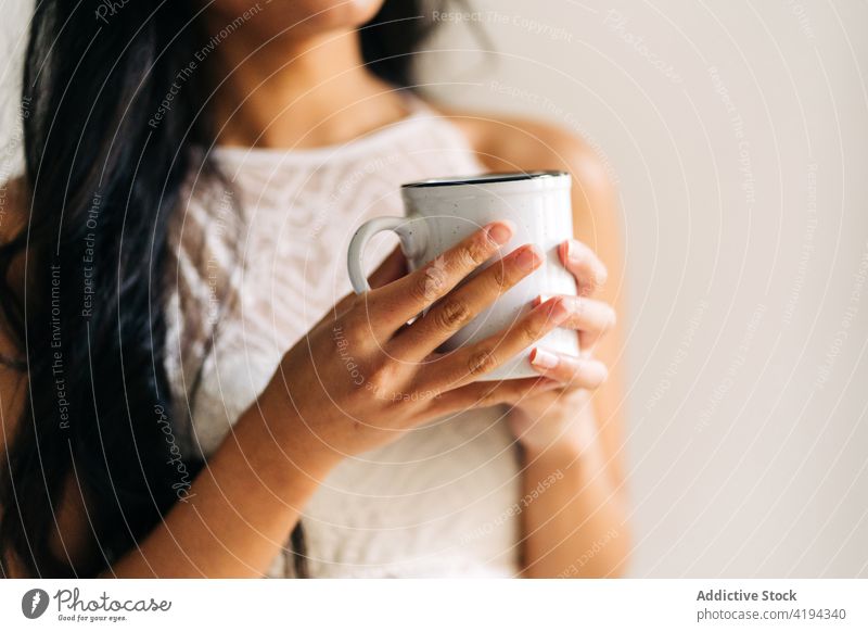 Nahaufnahme einer nicht erkennbaren Frau, die eine Tasse Kaffee hält Ernte anonym trinken Tee Getränk Becher Lifestyle Menschen jung Person weiß brünett